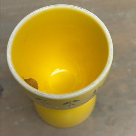 Vintage 1985 Daisy Ceramic Egg Cup Flower Power Retro Butter Yellow - Picture 4 of 4